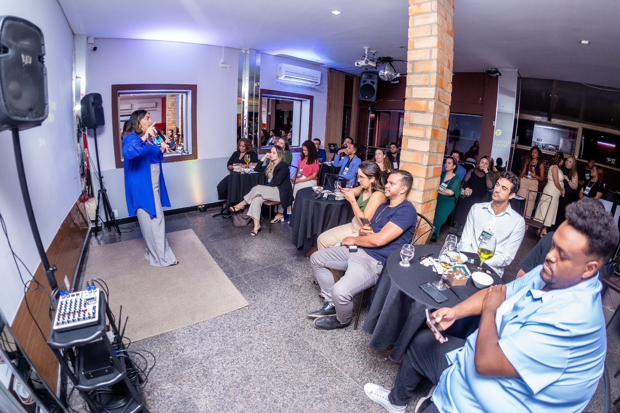 Natália Soares em palestra ou treinamento, registro 3