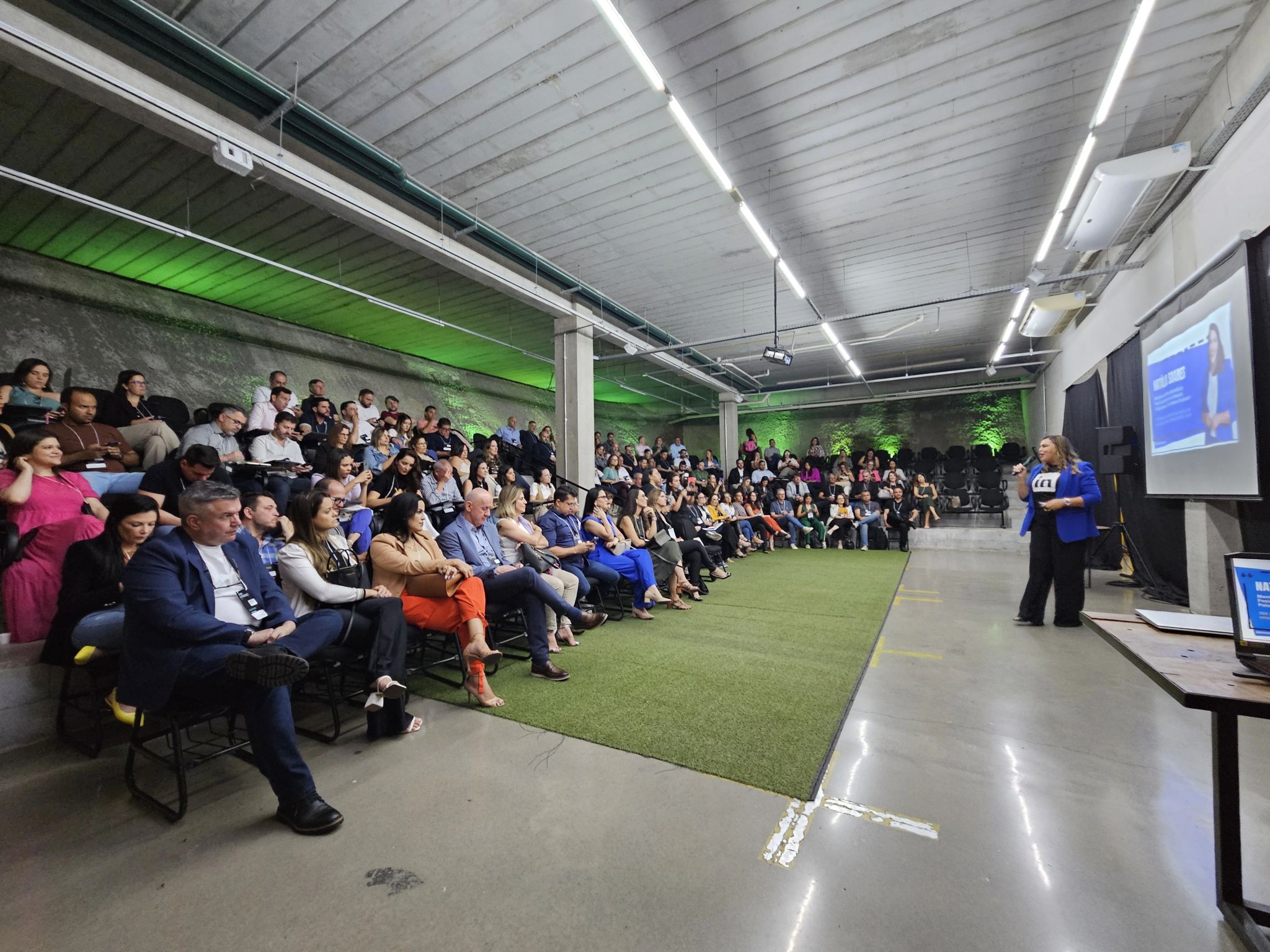 Natália Soares em palestra ou treinamento, registro 4