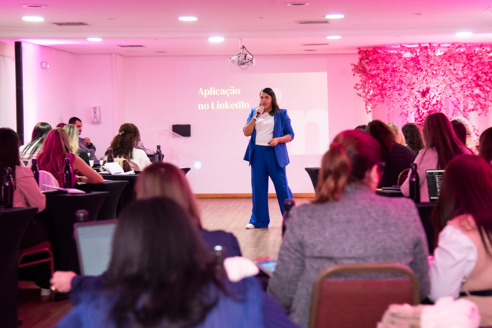Natália Soares em palestra ou treinamento, registro 5