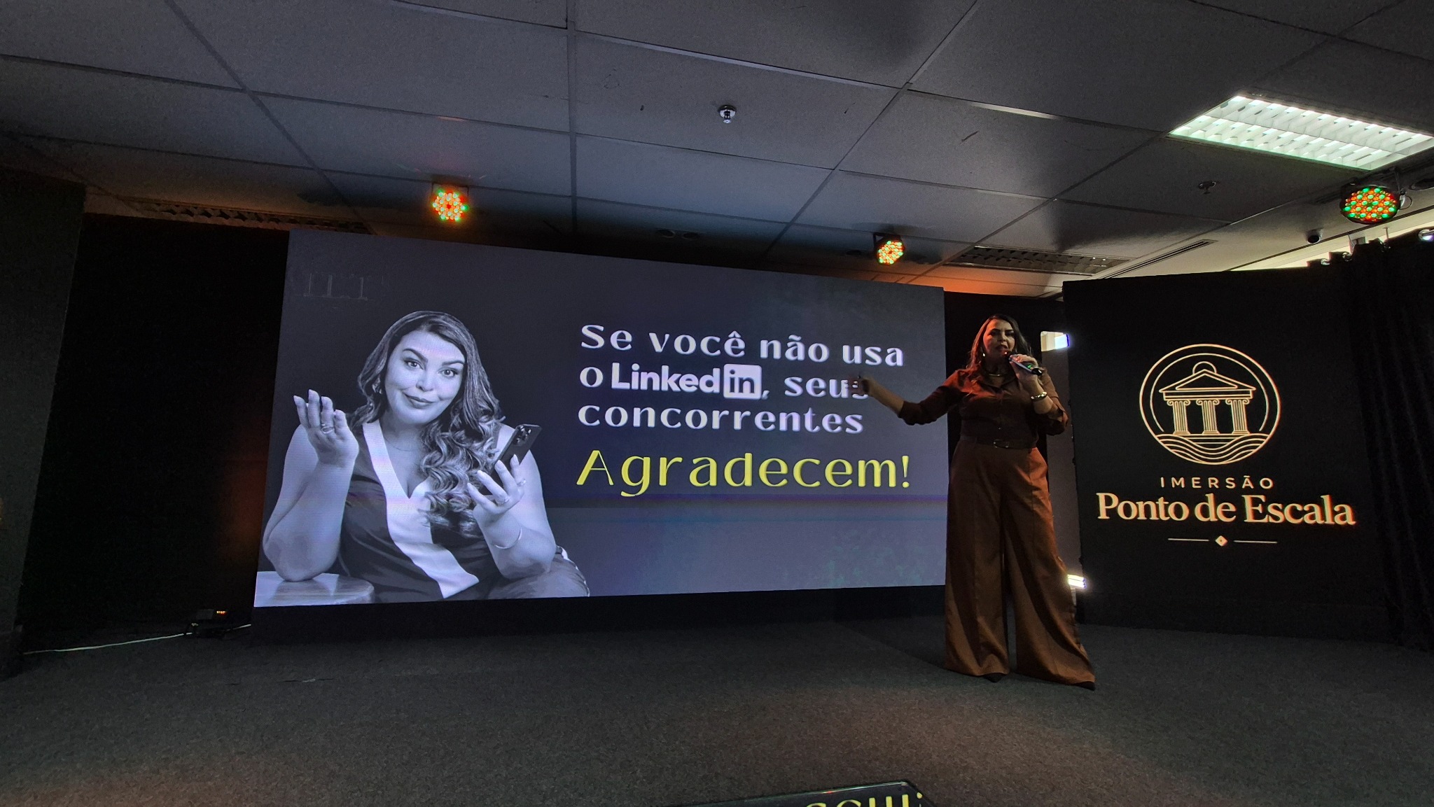Natália Soares em palestra ou treinamento, registro 6