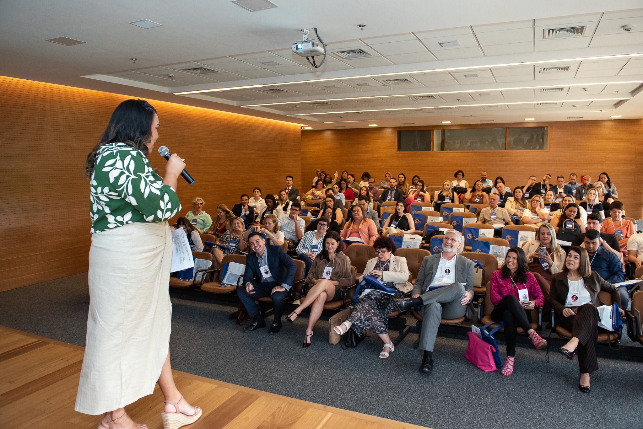 Natália Soares em palestra ou treinamento, registro 7