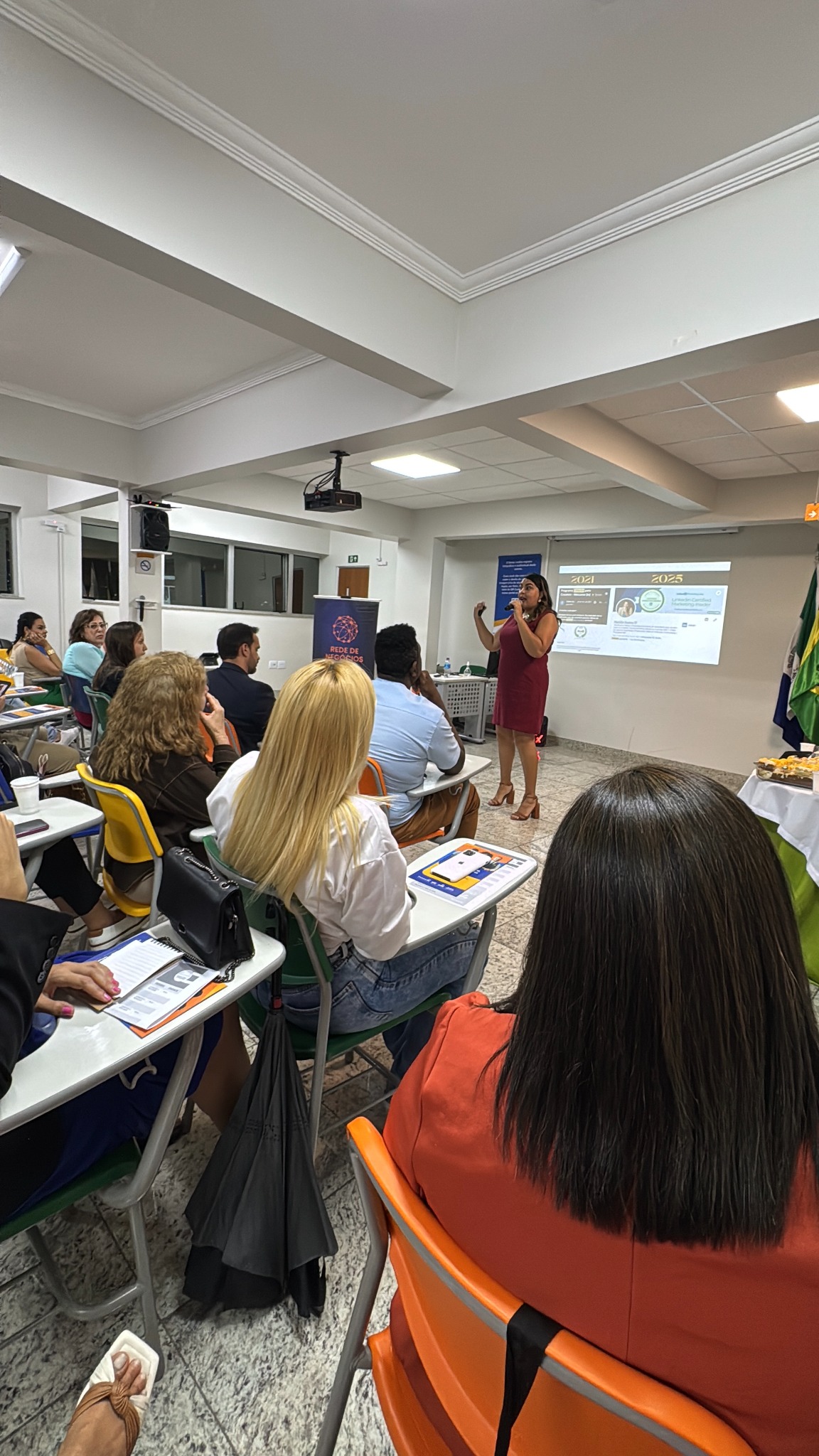 Natália Soares em palestra ou treinamento, registro 8