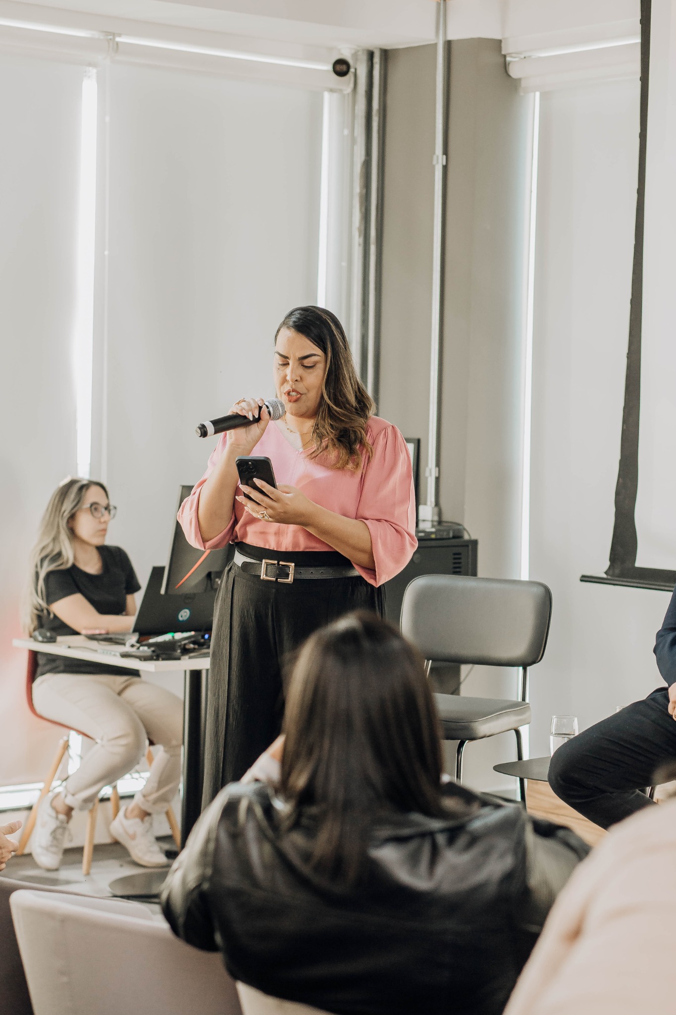Natália Soares em palestra ou treinamento, registro 9