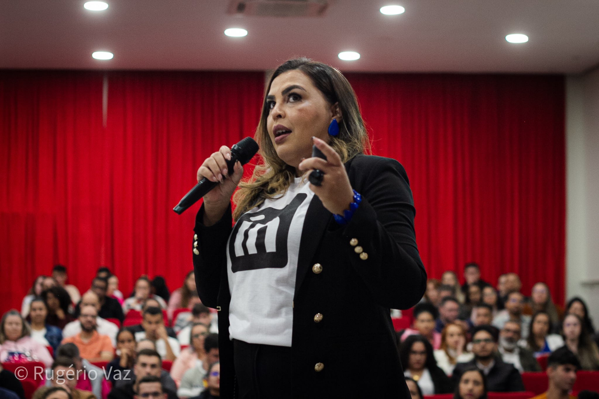Natália Soares em palestra ou treinamento, registro 11