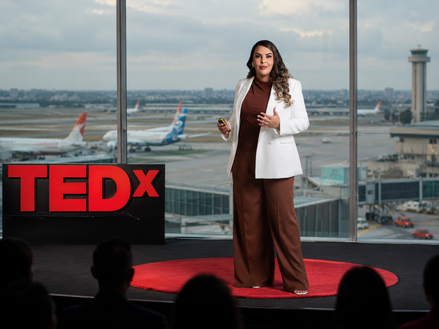 Natália Soares, palestrante internacional, em palco TEDx